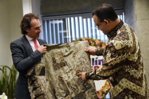 Hadiri World Cities Summit Mayors Forum, Anies Baswedan Hadiahkan Kain Batik Betawi ke Walikota Medellin