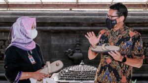 Mengenal Upanat; Sandal Khusus Naik Ke Candi Borobudur
